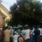 Di Solo, GKJ Joyodiningratan meniadakan kebaktian pagi untuk menghormati umat Islam yang melaksanakan salat id di jalan depan bangunan gereja. (foto: Liputan6.com / fajar abrori)