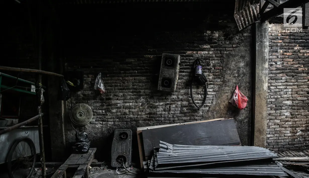 Barang pemilik rumah ditinggalkan saat penertiban dikawasan bantaran Kali Ciliwung, Kelurahan Bukit Duri, Jakarta, Selasa (11/7). Sebanyak 345 bidang bangunan ditertibkan hari ini dengan target 333 kepala keluarga (KK). (Liputan6.com/Faizal Fanani)
