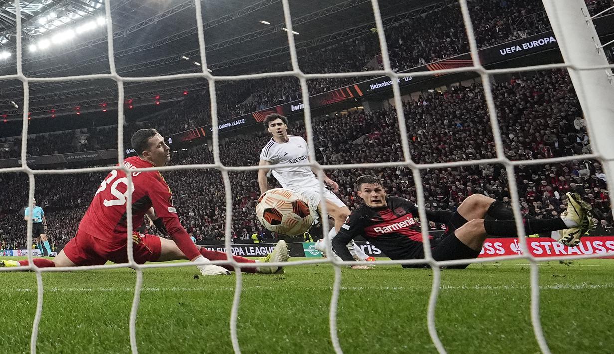 Pemain Bayer Leverkusen, Patrik Schick (kanan) mencetak gol kedua timnya ke gawang Qarabag pada laga leg kedua 16 besar Liga Europa 2023/2024 di BayArena, Leverkusen, Jerman, Jumat (15/03/2024) dini hari WIB. (AP Photo/Martin Meissner)