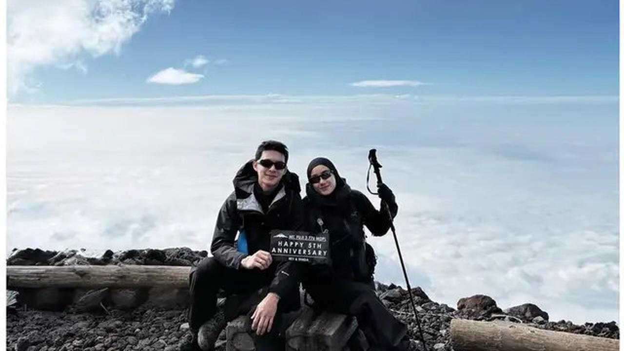 6 Potret Rey Mbayang dan Dinda Hauw Hiking ke Gunung Fuji, Rayakan Anniversary ke-5