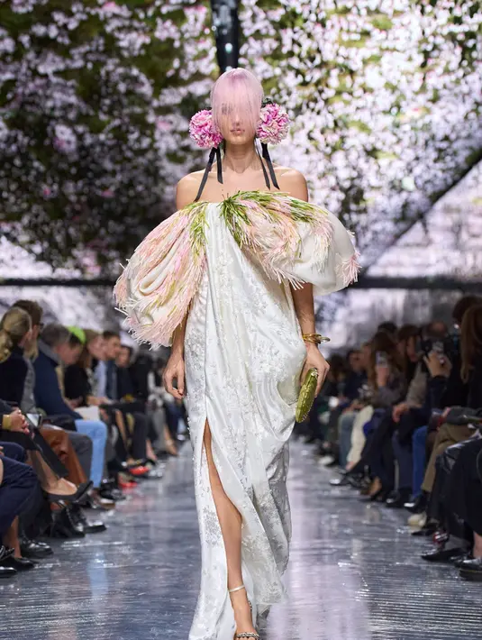 Pengaruh seni keramik terasa kuat dalam siluet busana couture yang ditampilkan. Garis-garis desain mengalir meliuk di atas struktur yang tegas, atau jatuh lembut mengikuti tubuh, mempertegas kurva sekaligus gestur pemakainya. Volume dan proporsi dieksplorasi secara halus, menciptakan busana yang terasa hidup dan bergerak. [Dok/DIOR].