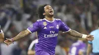 1. Marcelo – Bek Timnas Brasil ini merupakan pemain yang aktif membuat konten YouTube. Punggawa Real Madrid ini sering berbagi tentang kegiatannya di luar lapangan. (AP/Dave Thompson)