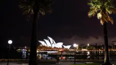 Pita hitam yang melambangkan duka cita diproyeksikan ke arah Sydney Opera House, Australia, Kamis (9/2/2023). Pita hitam melambangkan kenangan dan duka cita dan akan diproyeksikan ke Sydney Opera House sebagai bentuk solidaritas terhadap masyarakat Turki dan Suriah. (DAVID GRAY/AFP)