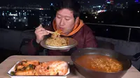 Ilustrasi orang Korea makan ramyun di tutup panci. (dok. screenshot YouTube 흥삼/https://www.youtube.com/watch?v=p2gaA0yhk8Q/Novi Thedora)