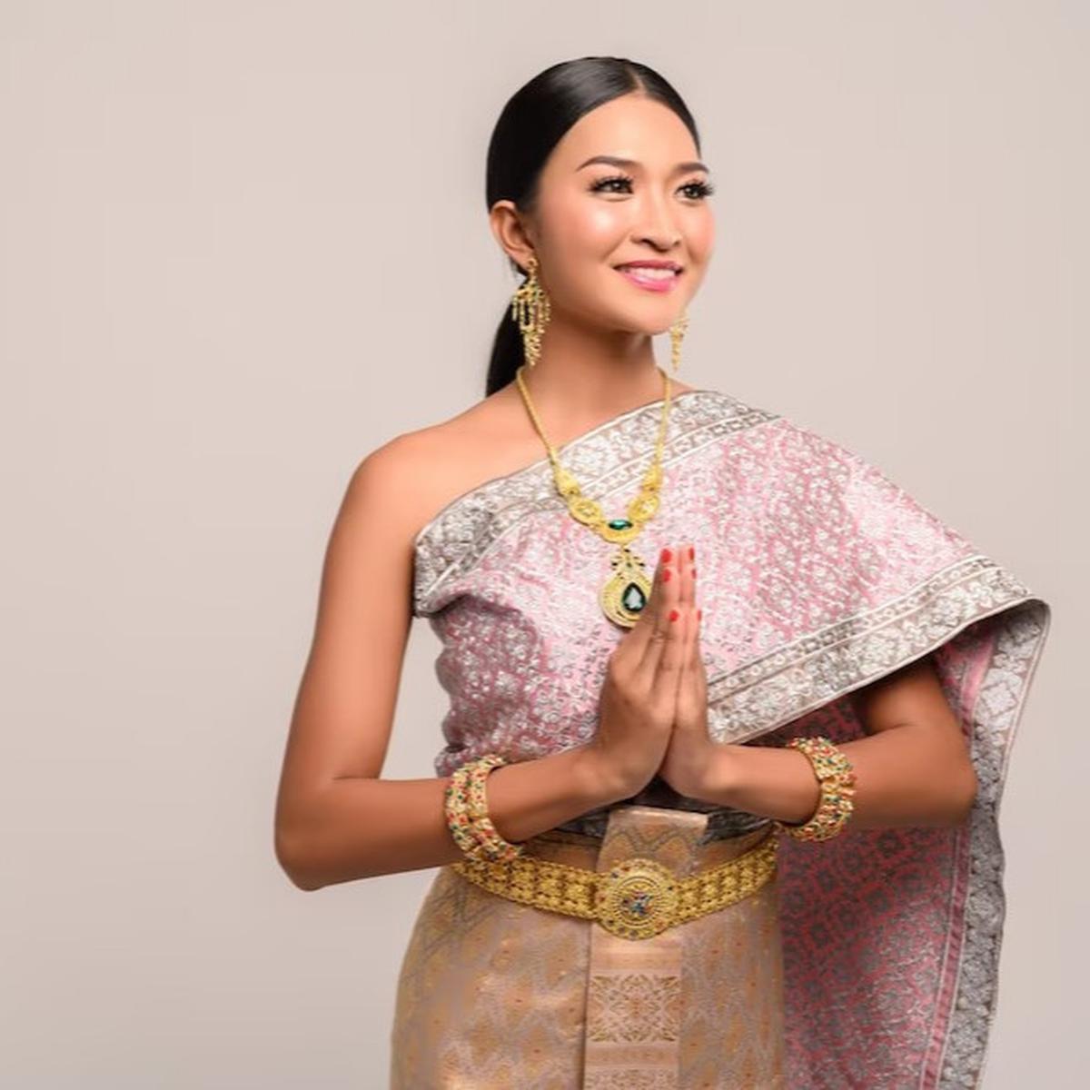 Ilustrasi Baju Adat yang Dilengkapi dengan Aksesoris