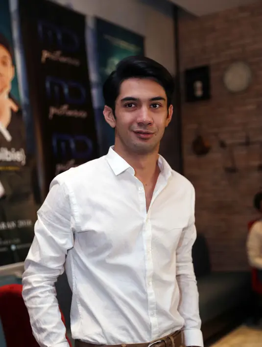 Saat dijumpai di kantor MD Picture, Jakarta Selatan baru-baru ini, aktor pemeran ‘Habibie & Ainun’ ini mengatakan tantangan yang dihadapi lantaran ia memerankan B.J Habibie ketika masih muda yang tentunya terdapat perbedaan. (Nurwahyunan/Bintang.com)