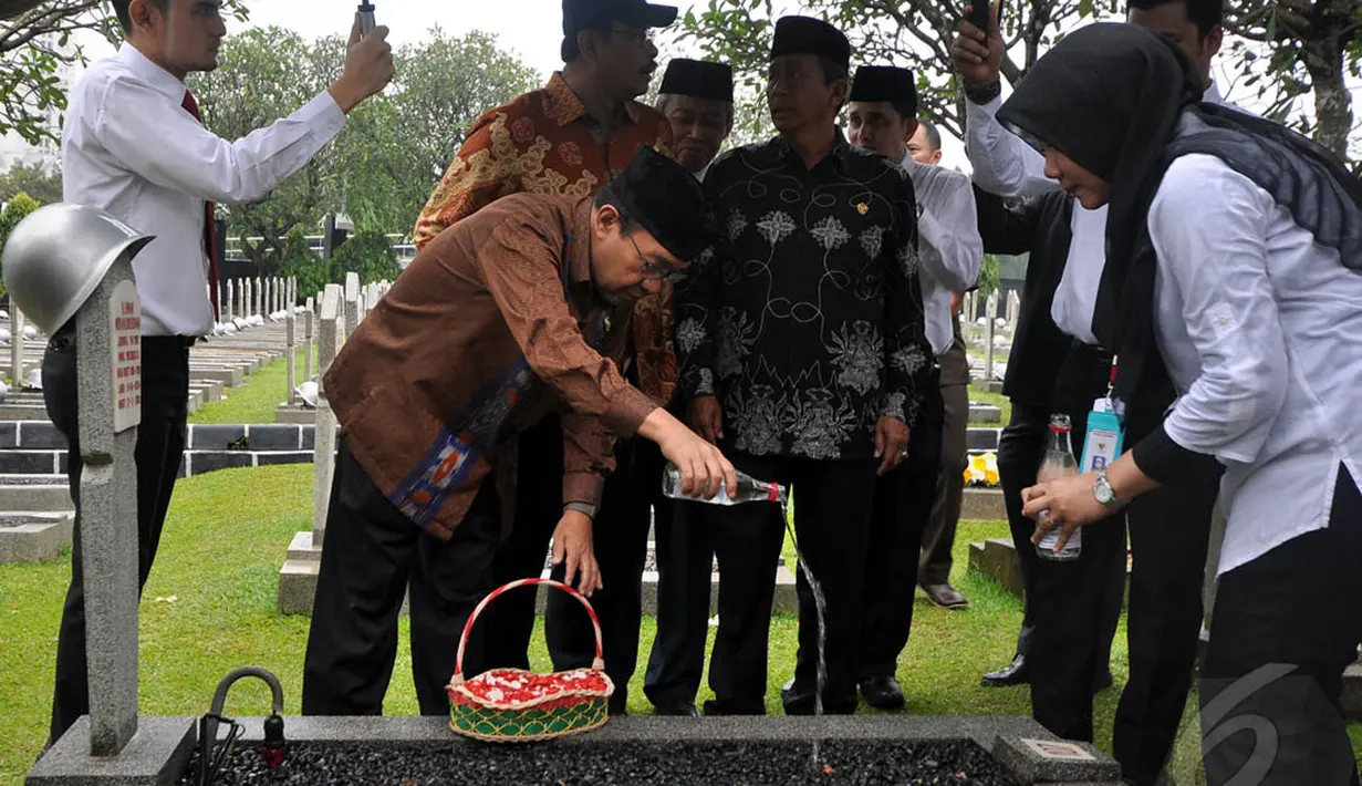 Ketua Badan Pemeriksa Keuangan (BPK), Harry Azhar Azis saat melakukan tabur bunga di TMP Kalibata, Jakarta, Selasa (13/1/2015). (Liputan6.com/Miftahul Hayat)