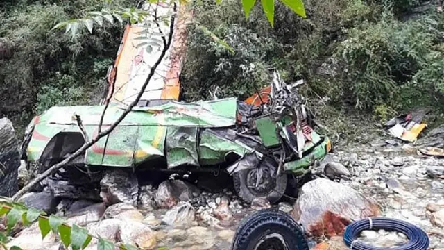 Kecelakaan bus masuk jurang di India pada 20 Juni 2019, sebanyak 44 orang dilaporkan tewas (AFP Photo)