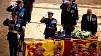 Raja Charles III, Pangeran William, Putri Anne, memberi hormat bersama Pangeran Andrew untuk Ratu Elizabeth II saat prosesi pemindahan dari Istana Buckingham ke Istana Westminster di London, Inggris, 14 September 2022. Upacara pemakaman akan dilangsungkan di Westminster Abbey pada 19 September mendatang. (Ben Stansall/Pool via AP)