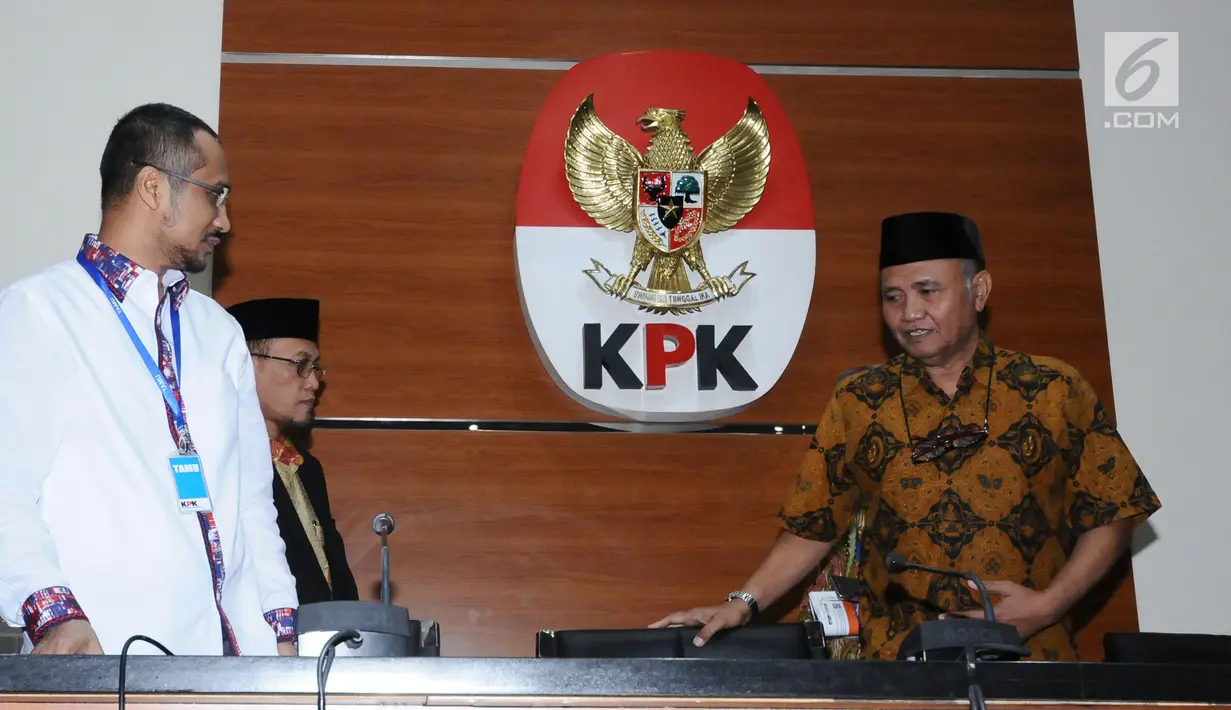 Ketua KPK, Agus Rahardjo (kanan) bersama Mantan Ketua KPK, Abraham Samad bersiap memberi keterangan usai pertemuan di Gedung KPK, Jakarta, Selasa (31/10). Pertemuan membahas perkembangan kasus Novel Baswedan. (Liputan6.com/Helmi Fithriansyah)