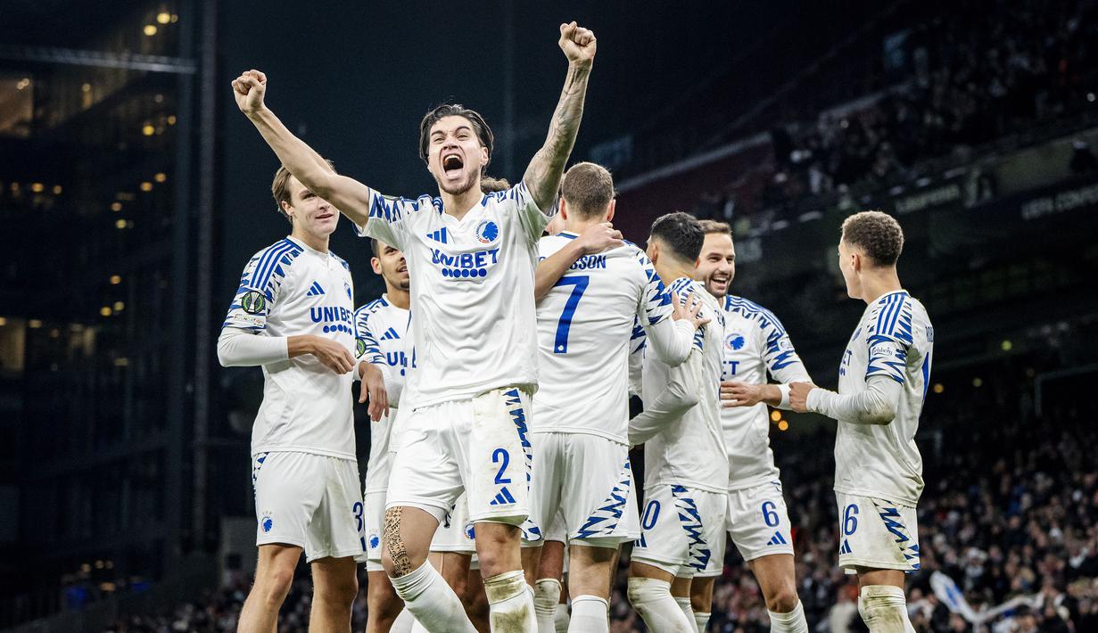 Pemain FC Copenhagen, Kevin Diks (depan) melakukan selebrasi setelah mencetak gol kedua timnya ke gawang Heart of Midlothian pada laga lanjutan UEFA Conference League 2024/2025 di Parken Stadium, Copenhagen, Denmark, Jumat (13/12/2024). (AP Photo/Ritzau Scanpix/Mads Clauss Rasmussen)