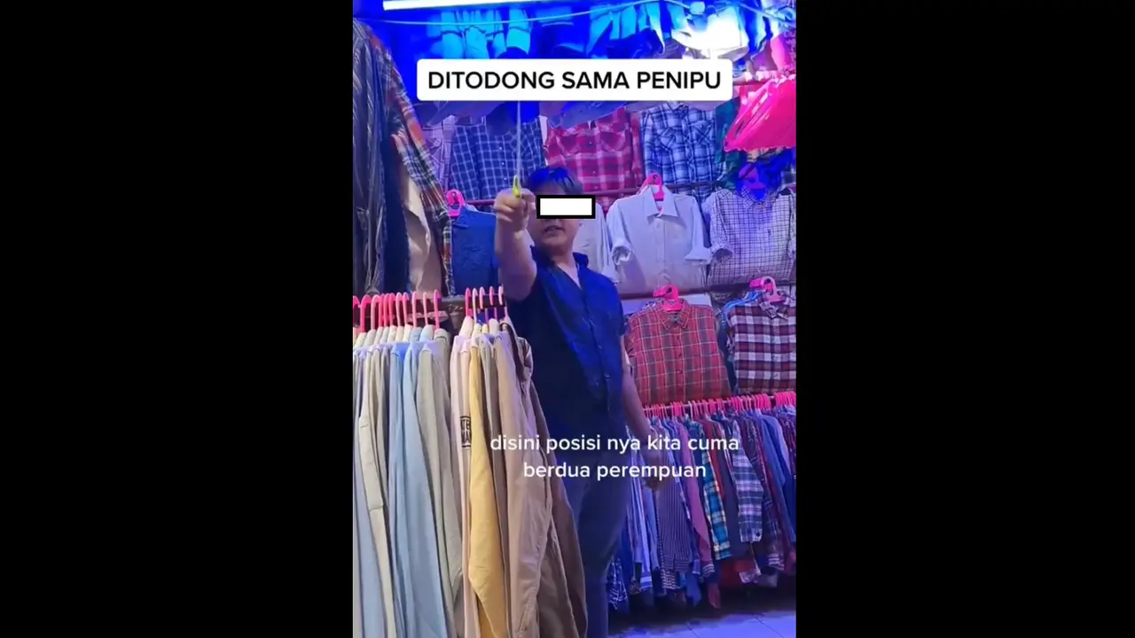 Pria yang diduga pedagang di pasar Gedebage mengacungkan pisau ke pembeli perempuan sambil marah-marah.