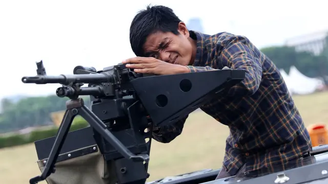 Deretan Pose Warga di Pameran Alutsista TNI