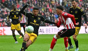Bek Manchester United, Noussair Mazraoui, menghalau bola tembakan dari gelandang Sunderland, Chemsdine Talbi, dalam laga pekan 36 Premier League 2025/2026 di Stadium of Light, Sabtu (9/5/2026). (ANDY BUCHANAN / AFP)