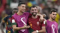 Cristiano Ronaldo dan Bruno Fernandes merayakan kemenangan Portugal 2-0 atas Uruguay pada pertandingan Grup H Piala Dunia 2022 di&nbsp;Lusail Iconic Stadium, Lusail, Qatar, Selasa, 29 November 2022. (AP Photo/Aijaz Rahi)