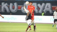 Pemain Persija Jakarta, Muhammad Ferarri (kanan) berebut bola dengan pemain Rans Nusantara FC, Evandro Brandao pada laga pekan ke-16 BRI Liga 1 2023/2024 di Stadion Patriot Candrabhaga, Bekasi, Minggu (22/10/2023) malam WIB. (Bola.com/Abdul Aziz)