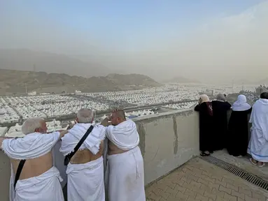 Jemaah haji asal Suriah membaca doa setibanya di Mina, dekat Kota Suci Makkah, Arab Saudi, Senin (26/6/2023). (Aaref WATAD/AFP)