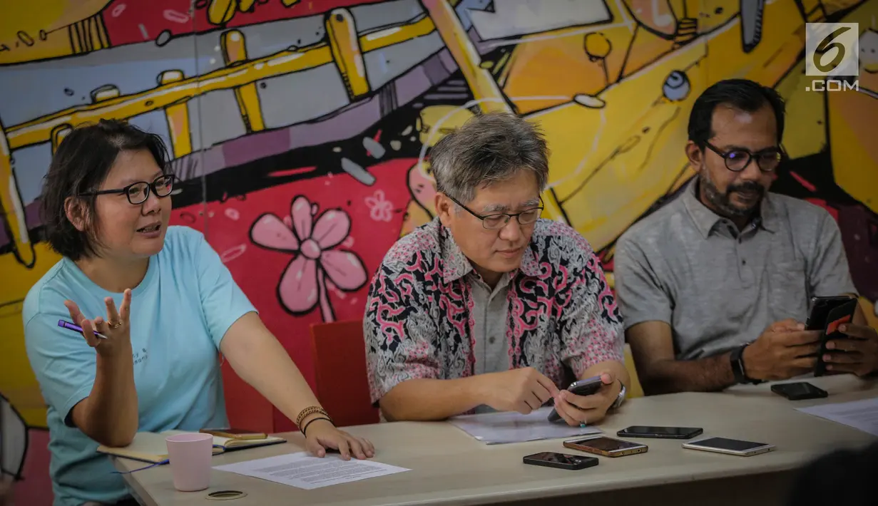 Direktur Rujak Center for Urban Studies Elisa Sutanudjaja (kiri) didampingi aktivis HAM Andreas Harsono dan Direktur Kantor Hukum dan HAM Lokataru Haris Azhar saat konferensi pers ‘Menagih Janji Gubernur Mengambil Alih Pengelolaan Air Jakarta’ di Jakarta, Rabu (3/4). (Liputan6.com/Faizal Fanani)
