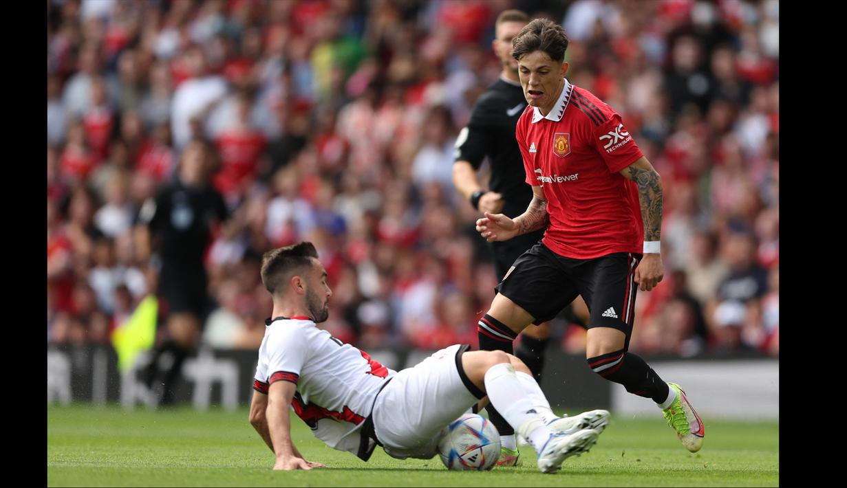 Alejandro Garnacho menjadi terkenal musim lalu dengan penampilan untuk Manchester United U-18 di FA Youth Cup. Erik Ten Hag pun dibuat terkesima akan aksi pemain yang abru berusia 18 tahun tersebut saat laga pramusim Manchester United musim ini. (AFP/Nigel Roddis)