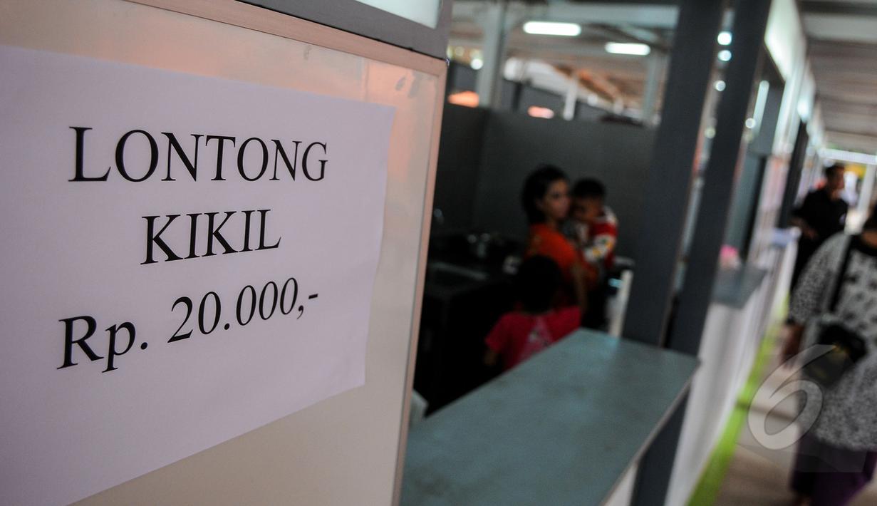 Salah satu kios 'Lenggang Jakarta' menyediakan menu Lontong Kikil, Jakarta, Jumat (17/4/2015). Kios 'Lenggang Jakarta' kini mulai ramai didatangi pengunjung. (Liputan6.com/Faizal Fanani)
