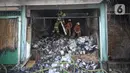 Petugas pemadam kebakaran melakukan pembasahan bioskop Grand Theater yang terbakar di Simpang Lima Senen, Jakarta, Jumat (9/10/2020). Unjuk rasa menentang disahkannya Omnibus Law UU Cipta Kerja berujung aksi anarkis merusak berbagai fasilitas umum pada Kamis malam (8/10). (merdeka.com/Dwi Narwoko)