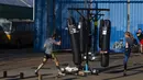 Kickboxer menjaga jarak 1,5 meter mengikuti peraturan protokol kesehatan virus corona COVID-19 pemerintah Belanda saat mereka berlatih di luar ruangan di Amsterdam, Belanda, Selasa (30/3/2021). Kasus COVID-19 di Belanda telah menembus satu juta lebih. (AP Photo/Peter Dejong)