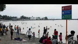 Pantai Ancol menjadi salah satu lokasi wisata favorit warga Jakarta dan sekitarnya, terutama pada saat libur Lebaran, Senin (28/7/2014) (Liputan6.com/Andrian M Tunay)
