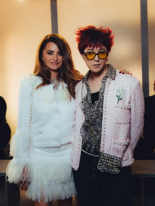 <p>G-Dragon tampil nyentrik dalam balutan jaket tweed berwarna pink dengan aksen mutiara, kemeja ruffle bermotif dan celana hitam yang memberikan keseimbangan sempurna pada keseluruhan tampilan. Penampilannya kian stand out dengan rambut messy berwarna merah menyala. [Dok/Chanel].</p>