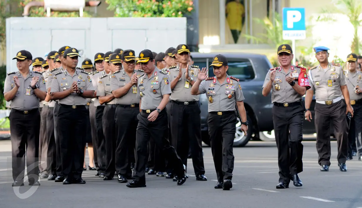 Kapolri Jenderal Tito Karnavian saat tiba di Krimsus Polda Metro Jaya, Jakarta, Rabu (18/1). Kapolri akan memberikan penghargaan kepada anggota kepolisian yang berhasil mengungkap dengan cepat kasus perampokan di Pulomas. (Liputan6.com/Gempur M Surya)