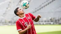 Mantan pemain Real Madrid, James Rodriguez, melakukan juggling saat diperkenalkan sebagai pemain baru Bayern Munchen di Stadion Allianz Arena, Munchen, Rabu (12/7/2017). (EPA/Lukas Barth)