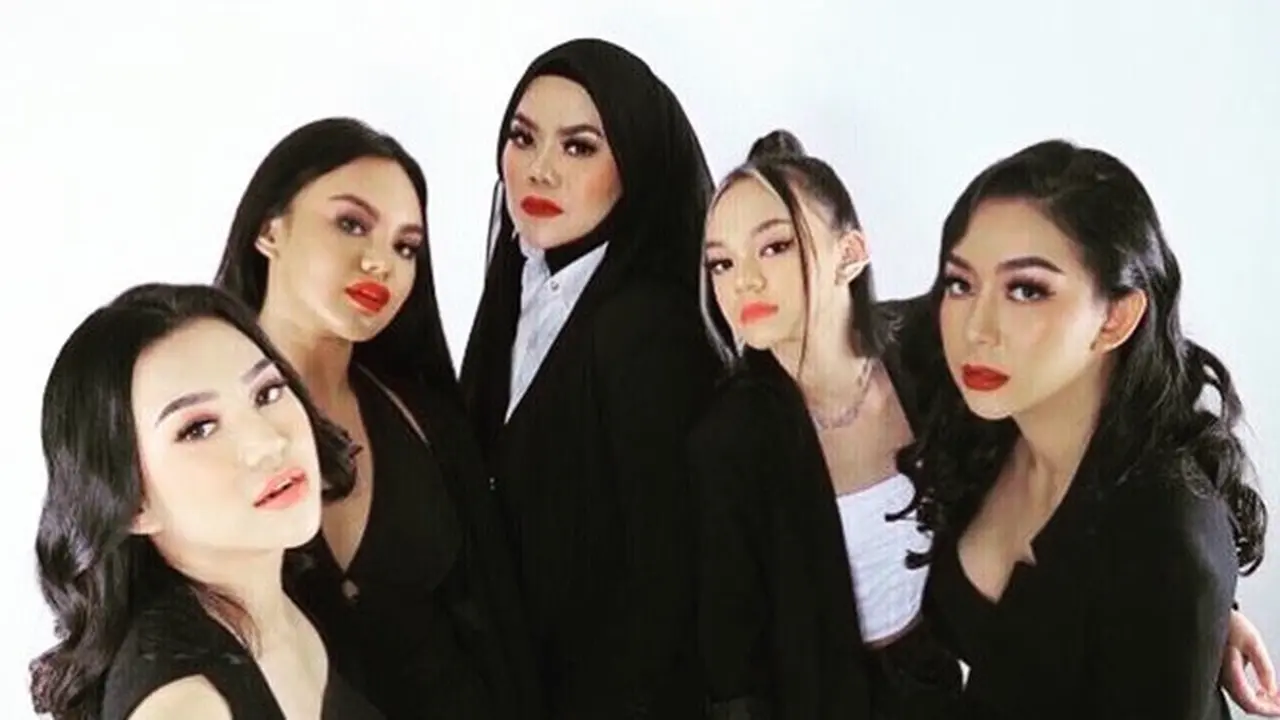 6 Momen Sarita Abdul Mukti Pemotretan Bareng Keempat Anaknya, Kompak