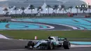 Pebalap Mercedes, Valtteri Bottas saat melaju pada lintasan balapan F1 Abu Dhabi di Yas Marina circuit , (26/11/2017). Bottas finis pertama. (AFP/Karim Sahib)