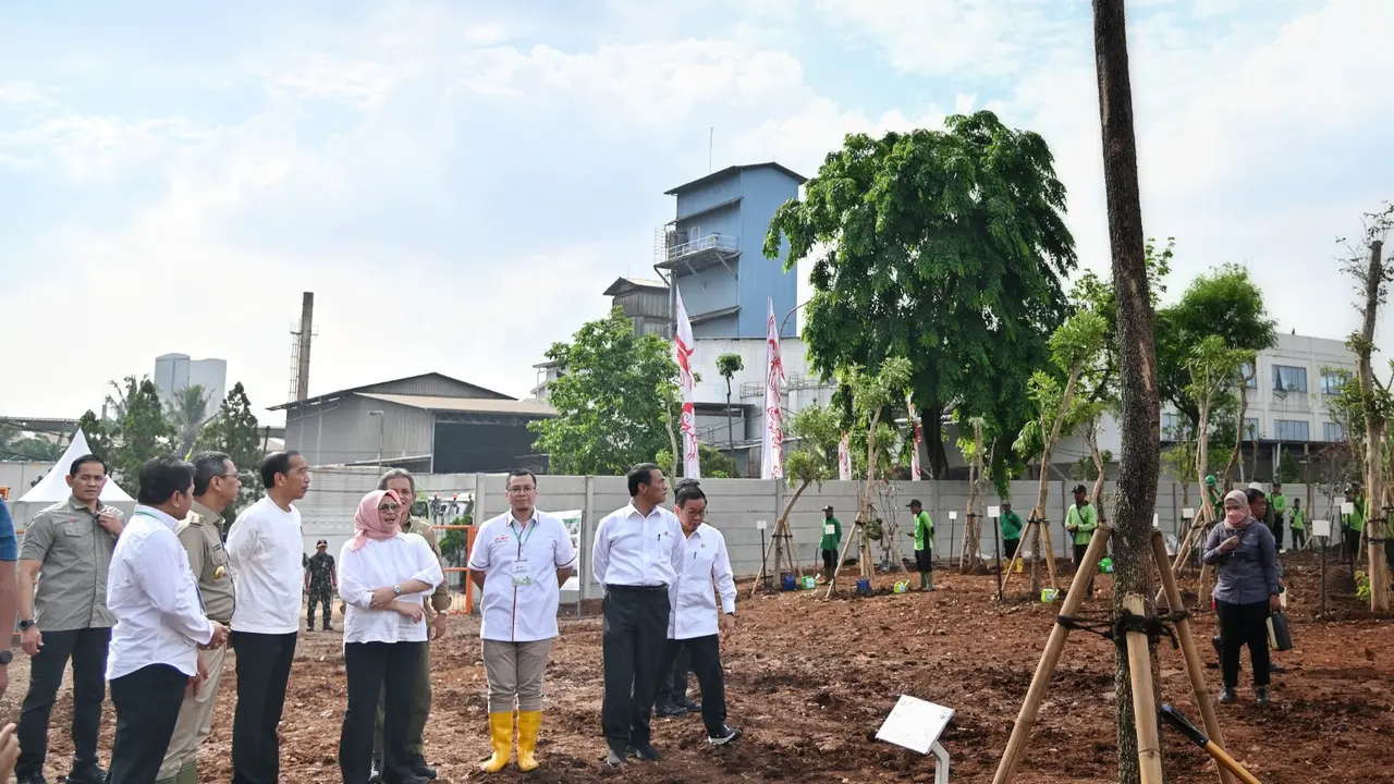 Sinar Mas melalui Sinar Mas Land dan Sinar Mas Agribusiness & Food menanam ratusan pohon di sejumlah lokasi di Jabodetabek dalam rangka memperingati Hari Penanaman Pohon Sedunia (28/11). (Foto: Biro Pers Setpres)