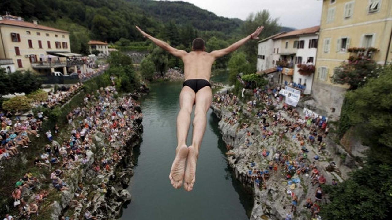 Bergaya "Superman" terjun bebas di Kanal ob Soci