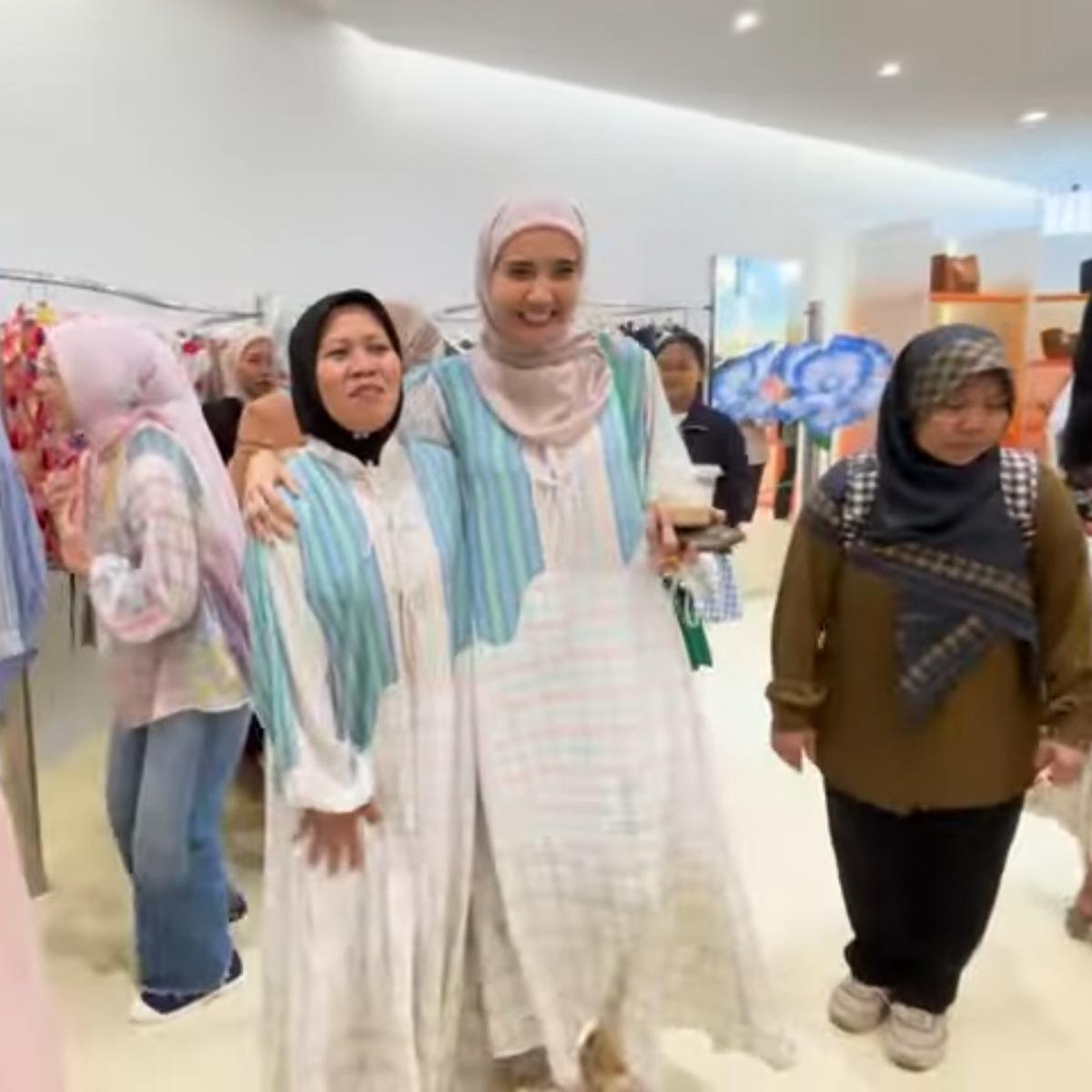 Potret Sus Rini Tampil Cantik Pakai Baju Kembaran dengan Zaskia Sungkar, Langsung Heboh Disebut Shireen Sungkar