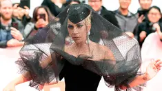 Lady Gaga berpose di karpet merah saat tiba menghadiri pemutaran film "A Star is Born" selama Toronto International Film Festival 2018 di Toronto (9/9). Lady gaga tampil menggenakan gaun berwarna hitam. (AP Photo/Nathan Denette)