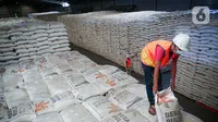 Pekerja mengangkat beras milik Perum Bulog di kawasan Pulo Mas, Jakarta, Kamis (26/11/2020). Kementan kembali memastikan bahwa meski tengah dilanda pandemi Covid-19 pasokan beras hingga akhir tahun masih ada stok beras sebanyak 7,1 juta ton. (Liputan6.com/Faizal Fanani)