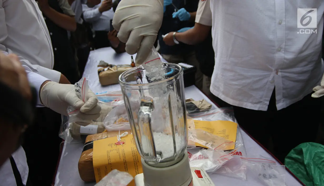 Petugas polisi memusnahkan barang bukti narkoba berupa sabu dengan cara diblender di Polres Jakarta Utara, Senin (19/2). Sabu tersebut dimusnahkan dengan diblender, sedangkan ganja dibakar dengan cara dicampur minyak tanah. (Liputan6.com/Arya Manggala)