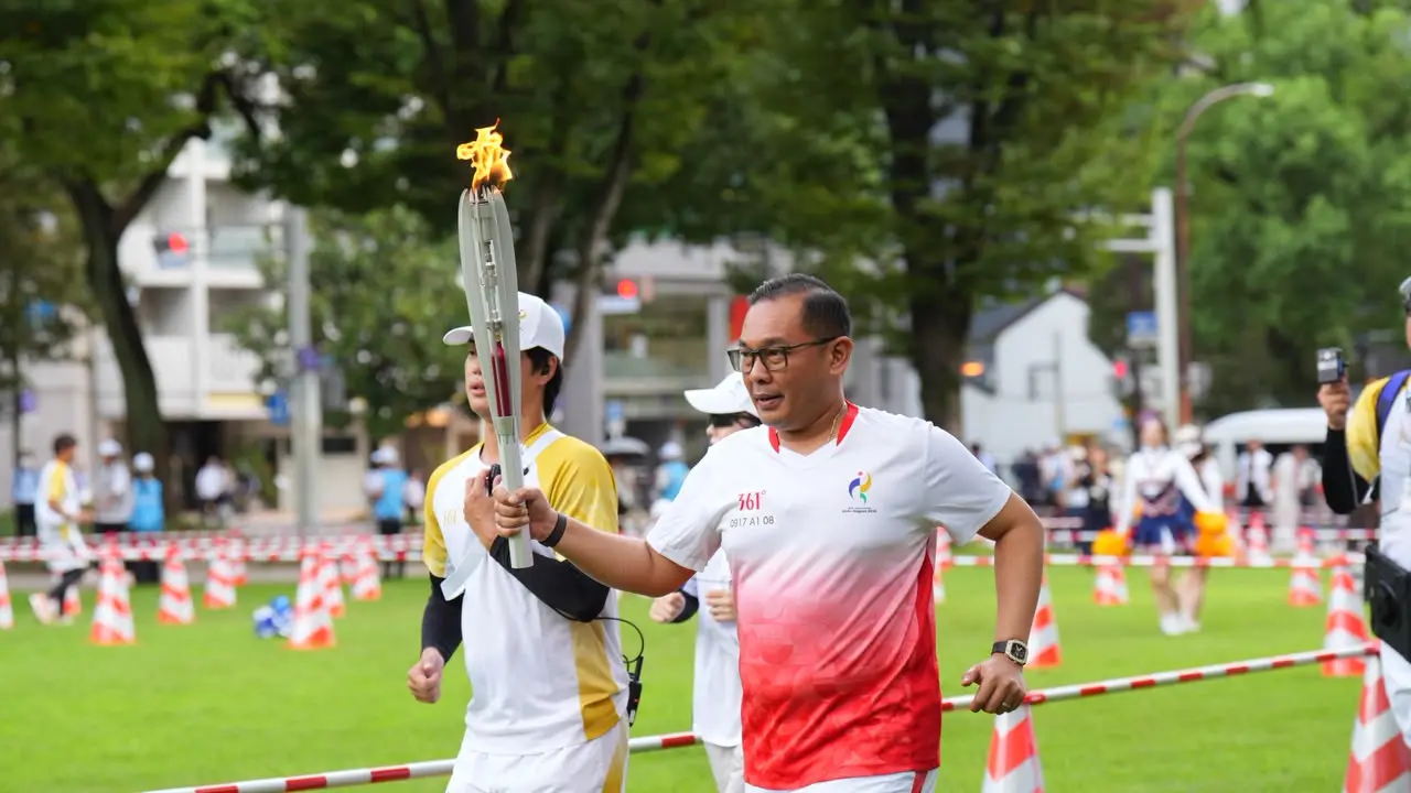 Todotua selaku CdM Tim Indonesia di Asian Games 2026 turut membawa obor dalam Torch Relay yang digelar di Hisaya-Odori Park.