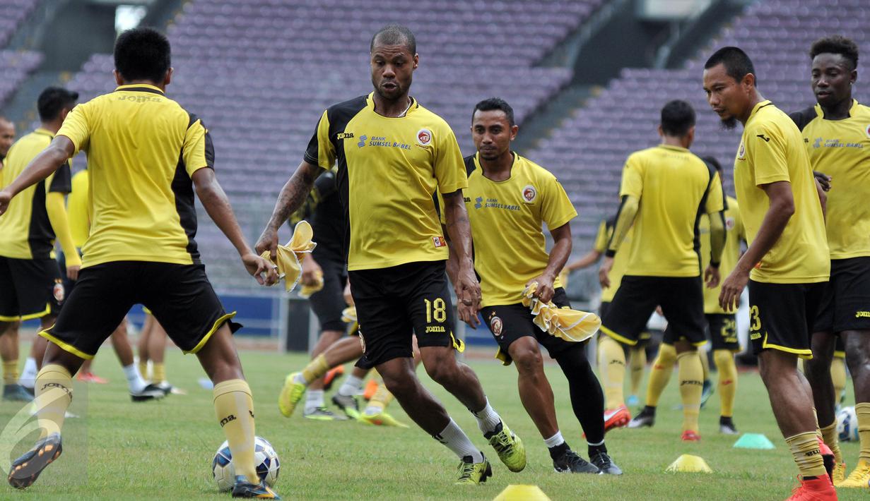 Penyerang Sriwijaya FC, Hilton Moreira (tengah) saat menjalani latihan ringan bersama rekan - rekannya di Lapangan Gelora Bung Karno Jakarta, Sabtu (2/4). Sriwijaya FC akan melawan Bali United pada Minggu 3 April 2016. (Liputan6.com/JohanTallo)