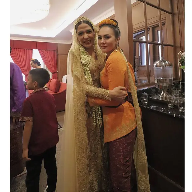 Bareng Dian Sastro, Ini 7 Gaya Wulan Guritno Jadi Bridesmaid Sahabat