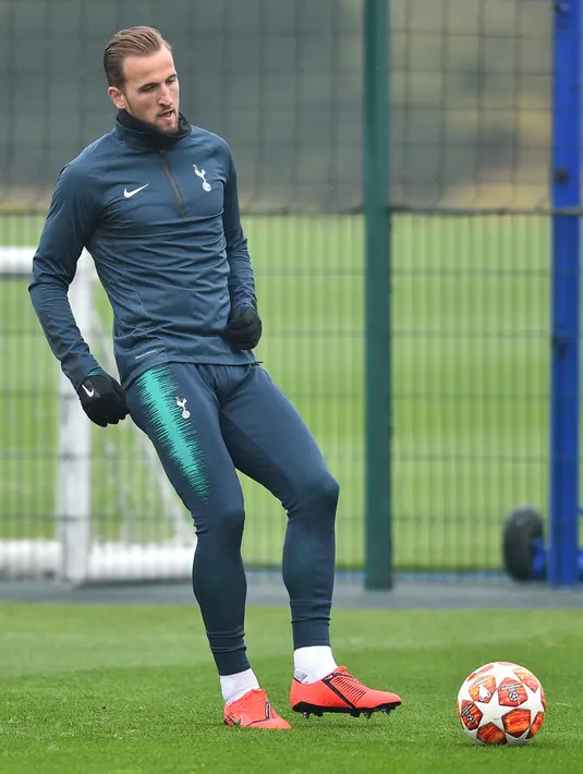 Striker Tottenham Hotspur, Harry Kane mengumpan bola selama sesi latihan tim di London, Inggris (8/4). Tottenham akan bertanding melawan Manchester City pada leg pertama babak perempatfinal Liga Champions di Stadion Tottenham Hotspur. (AFP Photo/Glyn Kirk)