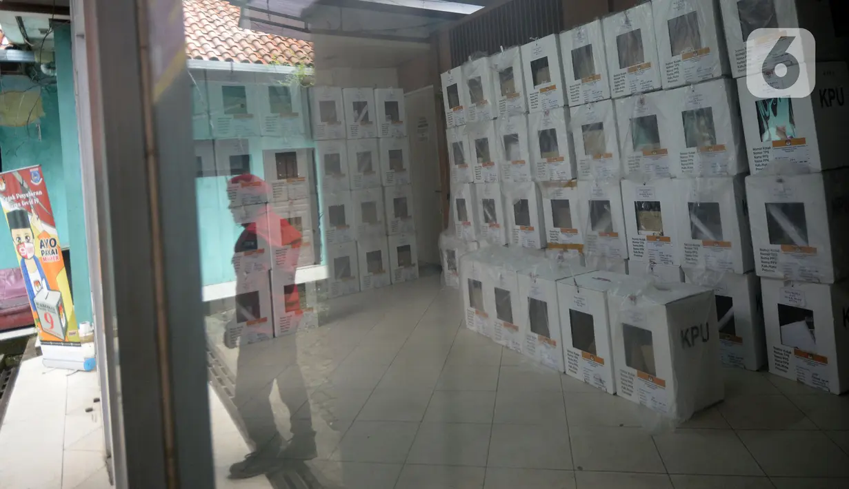 Tumpukan kotak hasil rekapitulasi penghitungan suara di TPS tingkat kelurahan di Kecamatan Pamulang, Tangerang Selatan, Banten, Kamis (10/12/2020). Proses rekapitulasi suara ditunda sementara karena terkendala jaringan ke server KPU Pusat down. (merdeka.com/Dwi Narwoko)