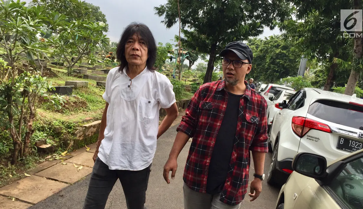 Sejumlah rekan musikus menghadiri pemakaman Yockie Suryo Prayogo di TPU Karet Bivak, Jakarta, Senin (5/2). (Liputan6.com/Immanuel Antonius)