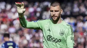 Aksi penjaga gawang Timnas Indonesia, Maarten Paes sat memperkuat Ajax Amsterdam bertandang ke markas Feyenoord Rotterdam dalam lanjutan Eredivisie 2025/2026, Minggu (22/3/2026) malam WIB. (Instagram Maarten Paes)