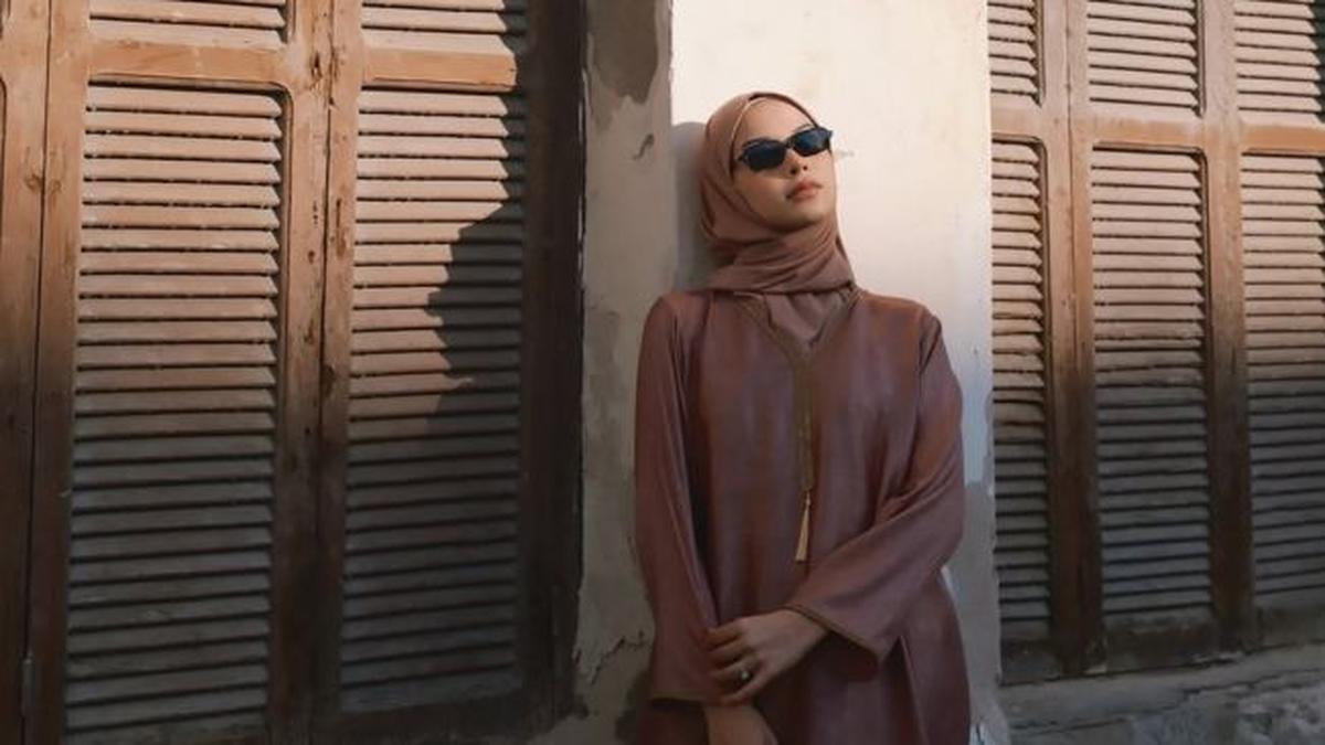 5 Pesona Alyssa Daguise Tampil Anggun di Jeddah Berbalut Hijab dan Kaftan, Aura Kecantikan Memancar