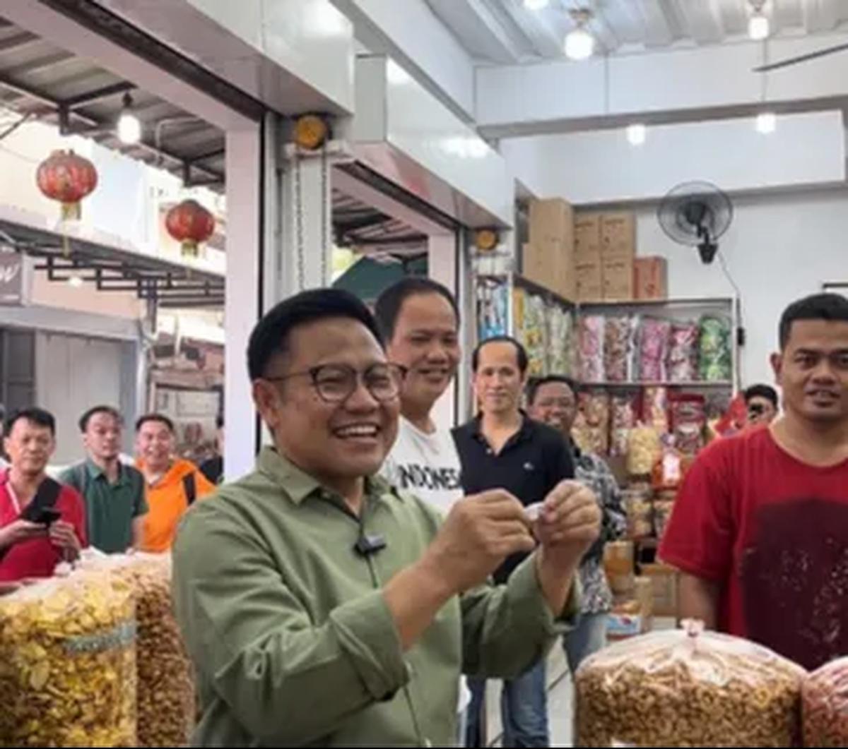 Padahal, menurut politikus yang akrab disapa Cak Imin ini, investasi harus tumbuh dengan pelayanan yang baik.