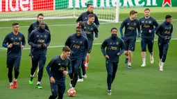 Para pemain Manchester United (MU) berlatih bersama jelang menghadapi Barcelona pada leg kedua babak perempat final Liga Champions 2018/19 di Stadion Camp Nou, Barcelona, Senin (15/4). (AP Photo/Joan Monfort)