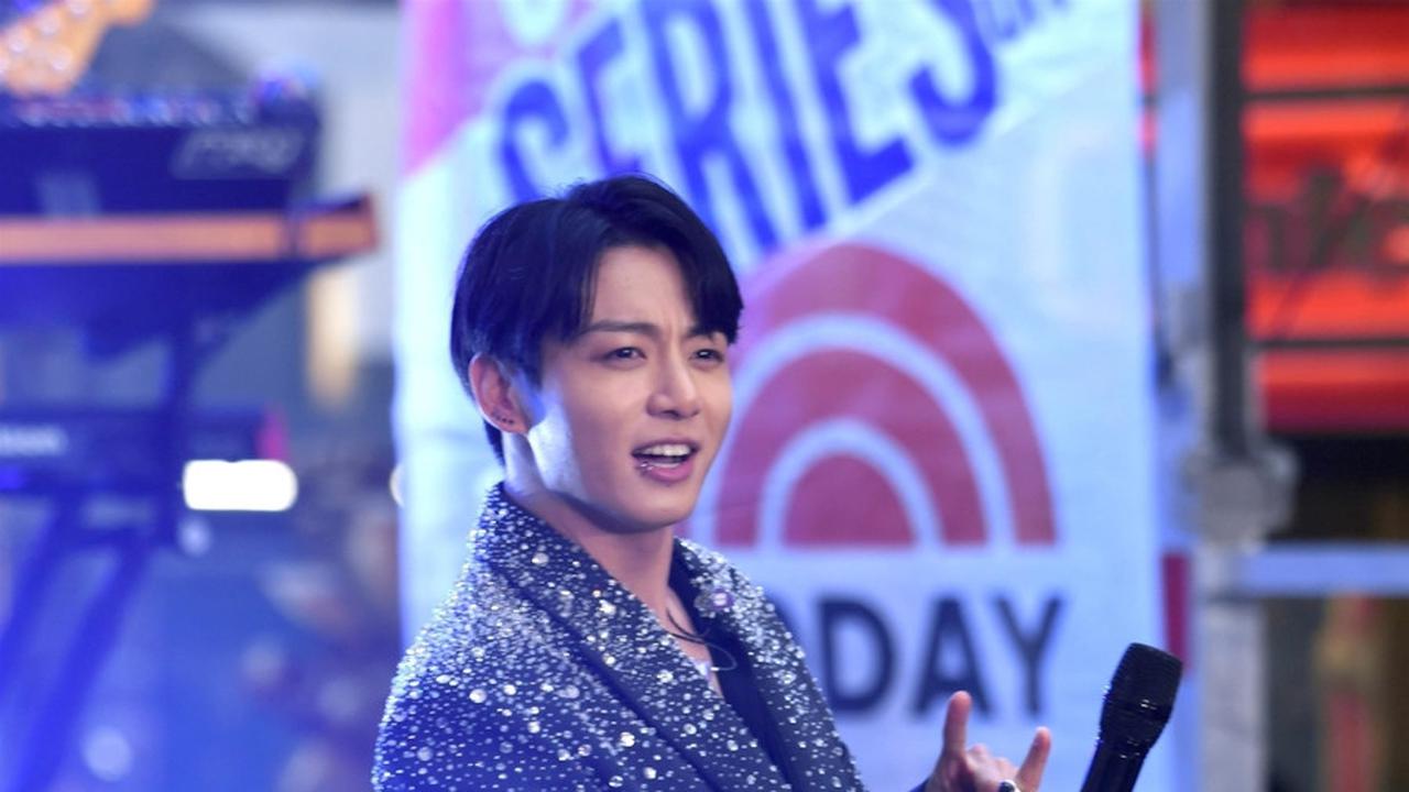 Senyumnya Indah Banget, Berikut Foto Jungkook BTS Beri Kejutan Tampil di Times Square New York