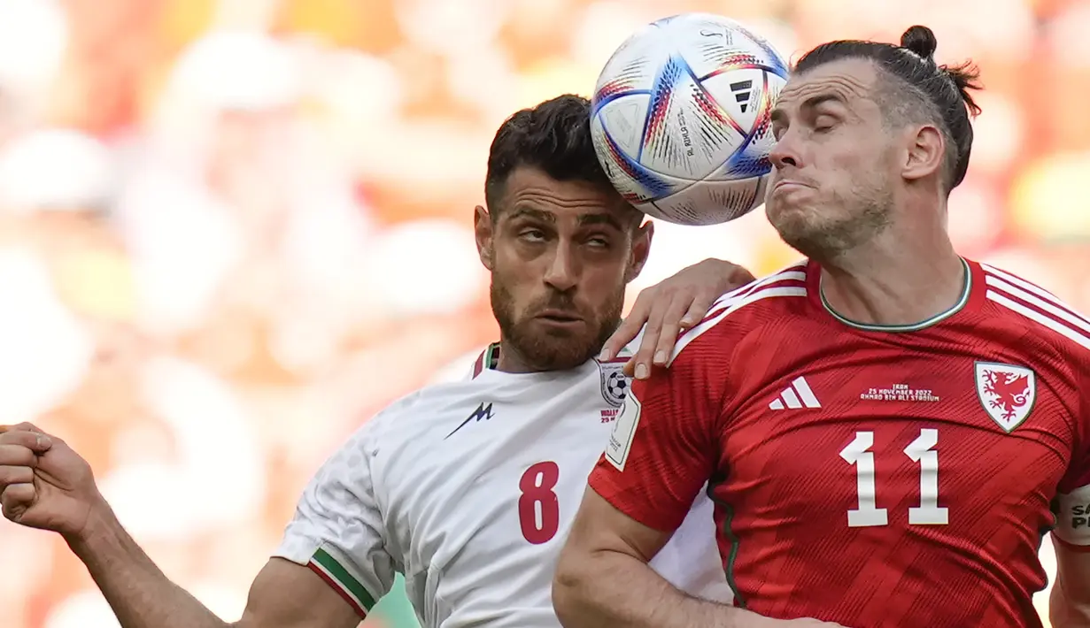 Pertandingan yang digelar di Ahmed bin Ali Stadium ini berjalan dengan sengit. Sejak menit awal pertandingan, baik Iran dan juga Wales sama-sama tampil all-out dalam menyerang, namun kesulitan untuk membuat peluang matang. (AP Photo/Francisco Seco)